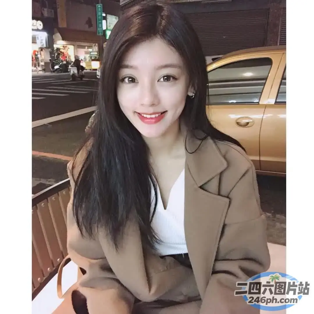 阿拉夫德女人坐在城市的长椅上，背景是一辆汽车