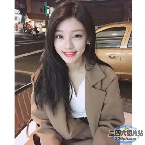阿拉夫德女人坐在城市的长椅上，背景是一辆汽车
