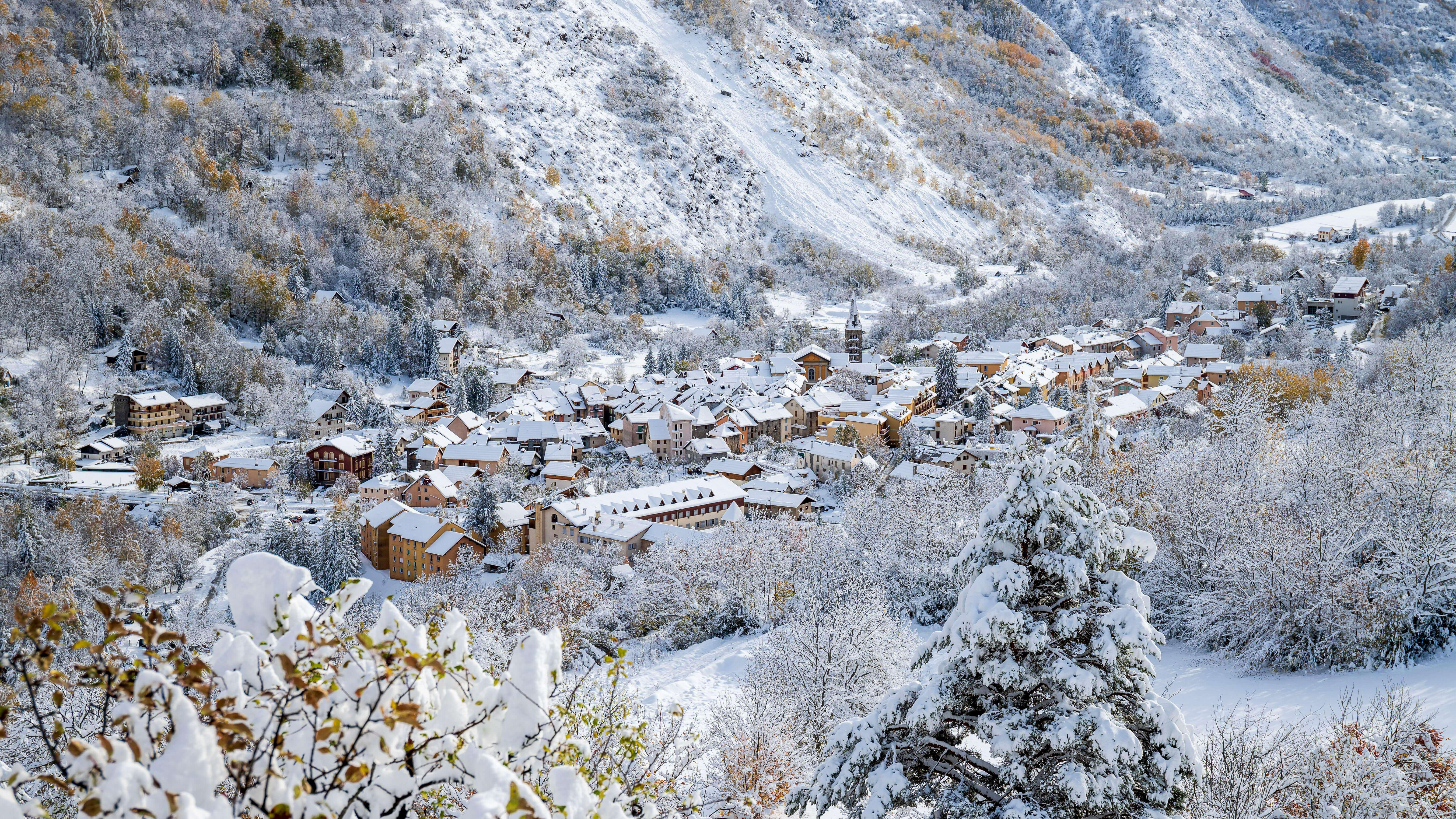 雪山村落，村中有一座教堂