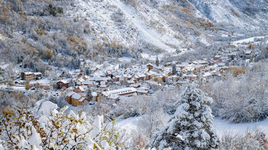 雪山村落，村中有一座教堂