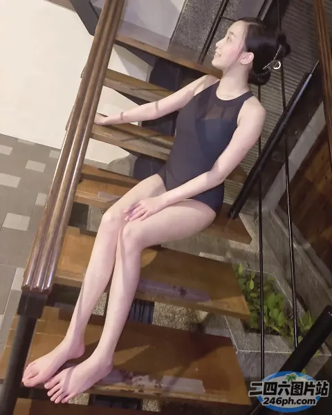 穿着黑色豹子坐在楼梯栏杆上的 arafed 女人