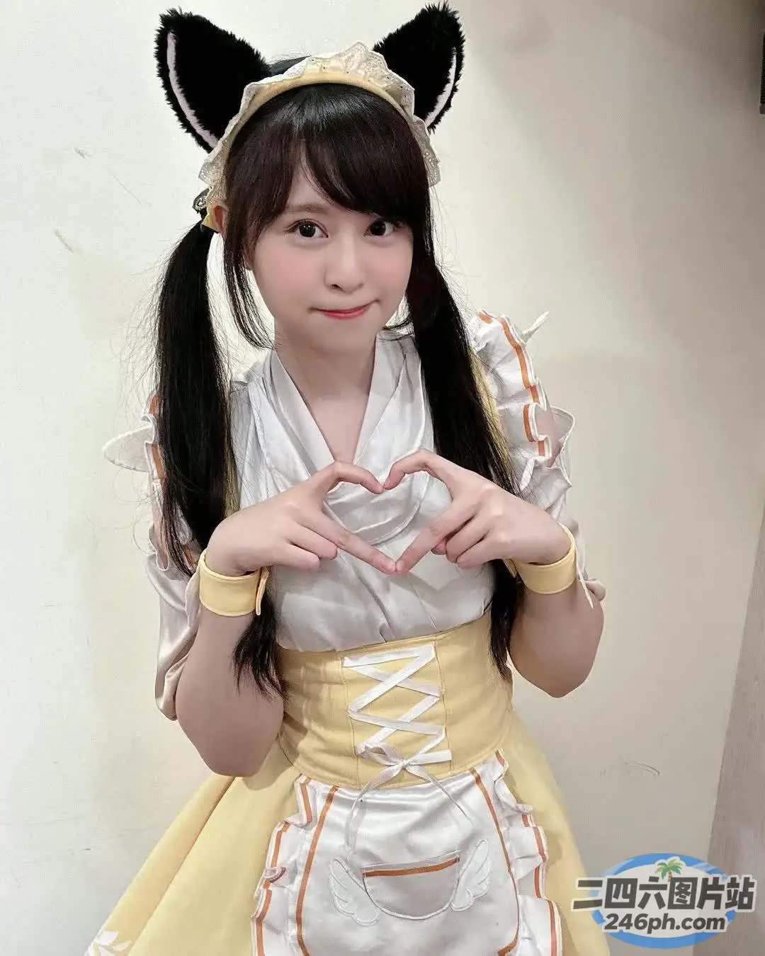 有个穿着戏服的女人用双手画心形