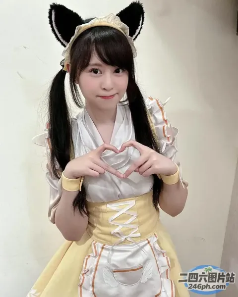 有个穿着戏服的女人用双手画心形