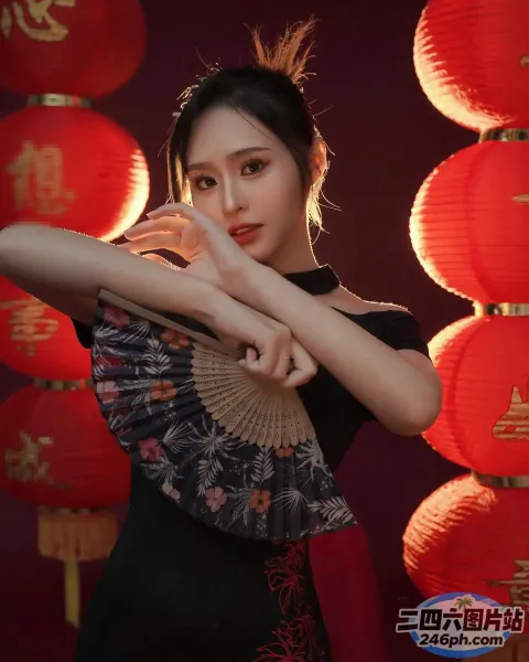 身穿黑色连衣裙的 araffe 女子在一堆红灯笼前拿着扇子