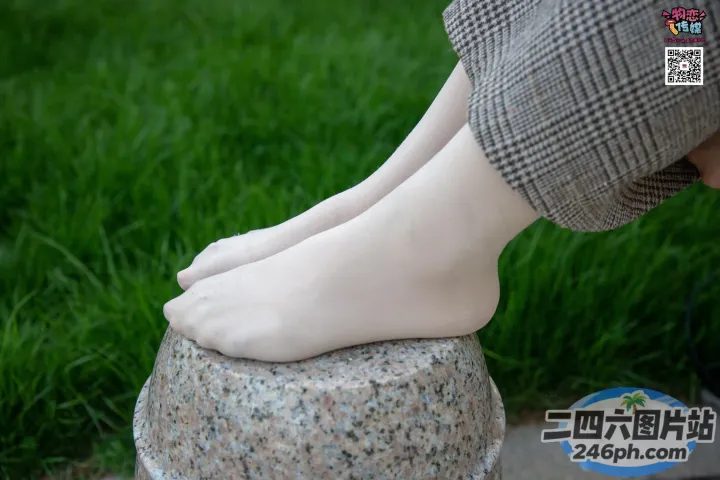 有一个人用脚站在石头上