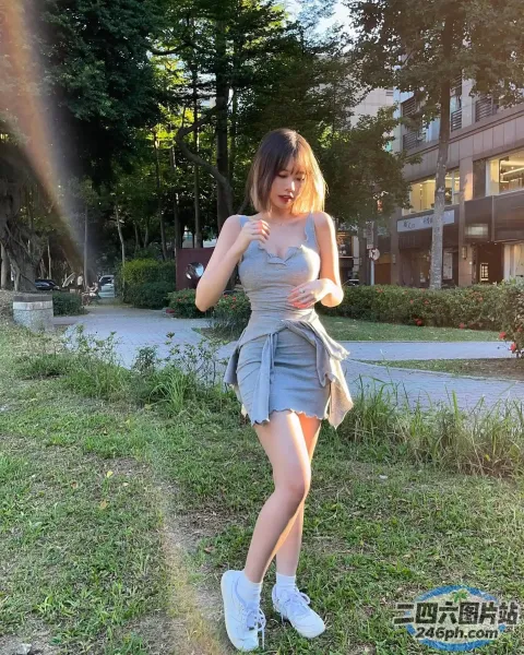 草地上站着一个女人，手里拿着钱包