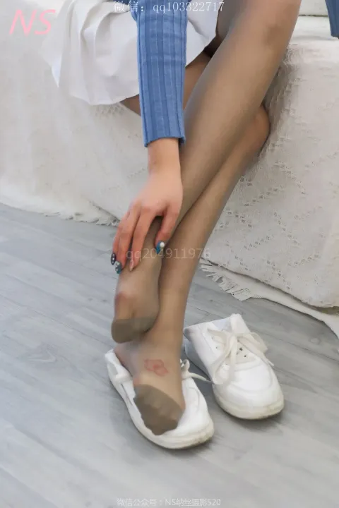有人坐在窗台上，脚踩着一双鞋