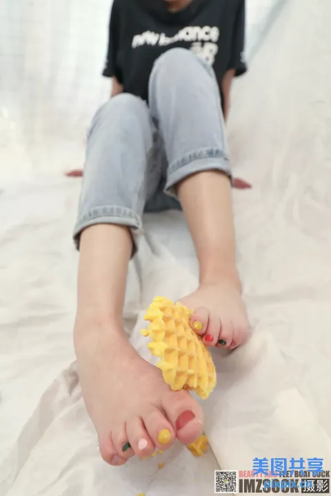 有人坐在床上，脚上放着华夫饼