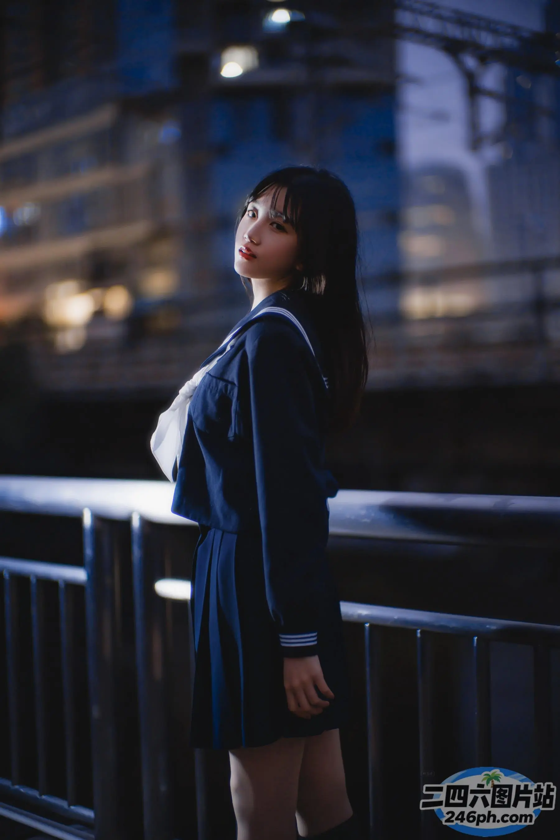 身穿校服的 arafed 亚洲女子站在桥上