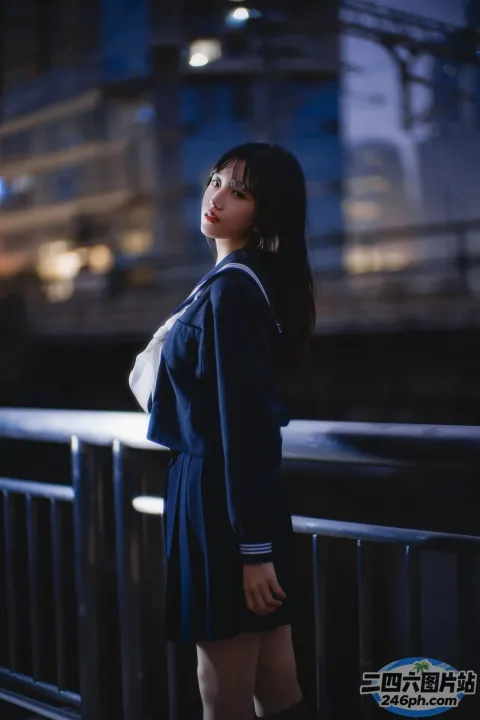 身穿校服的 arafed 亚洲女子站在桥上