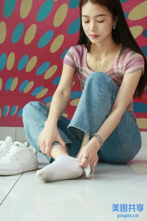 阿拉菲女孩坐在地板上系鞋带