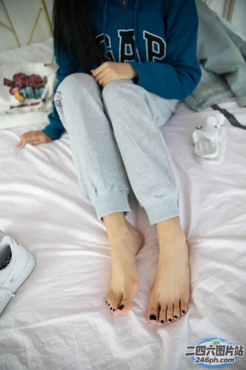 有一个女人坐在床上，双叉