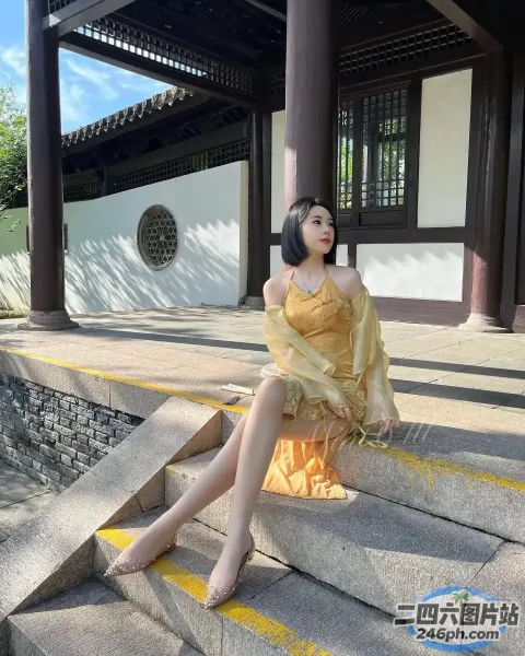 阳光明媚的日子里，阿拉菲穿着黄色的裙子坐在台阶上