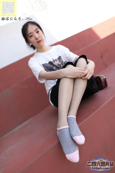 阿拉夫德女人盘着腿坐在台阶上