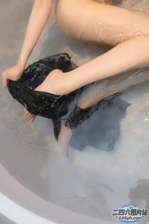 有一个女人坐在浴缸里