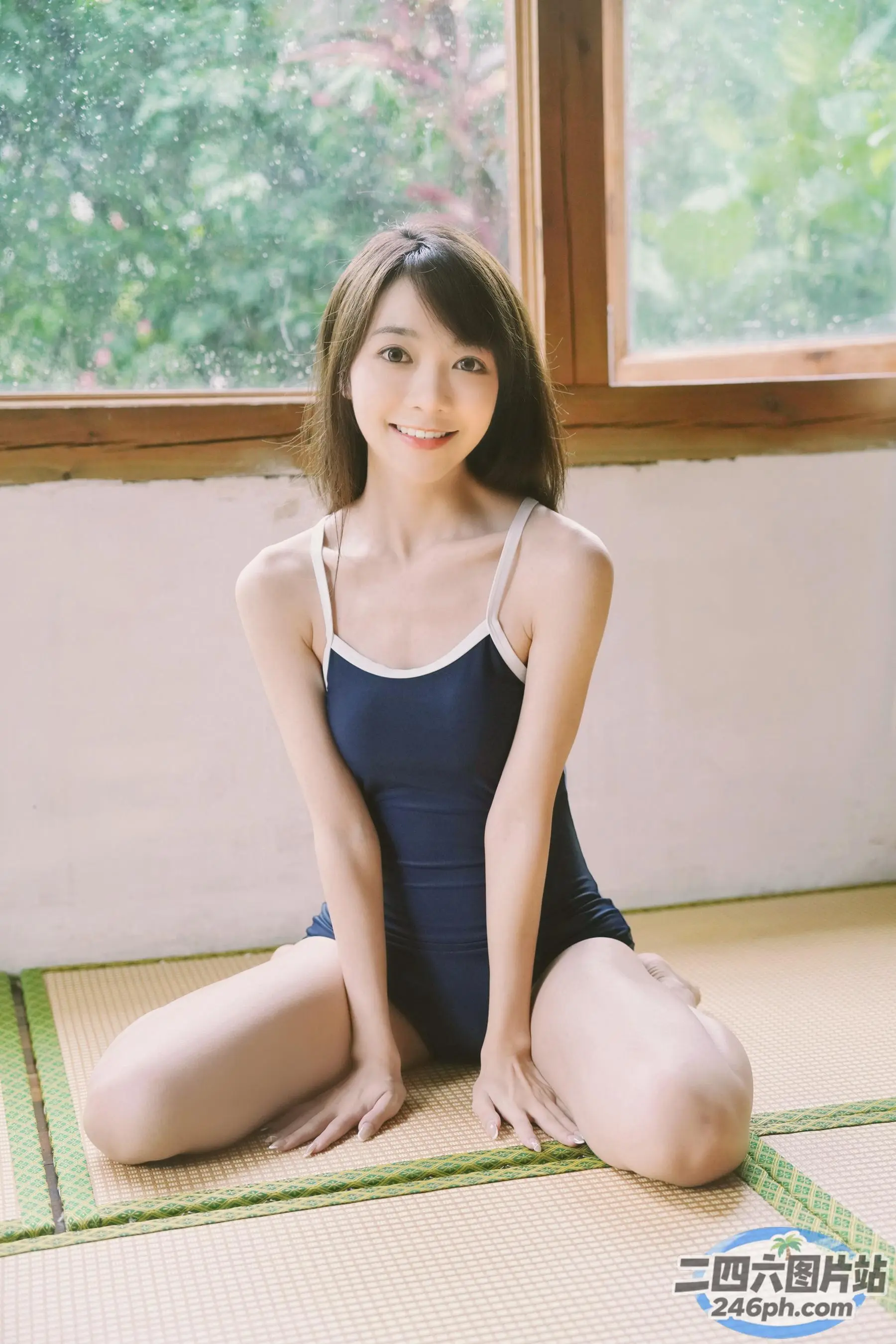 一个女人坐在房间的垫子上的特写
