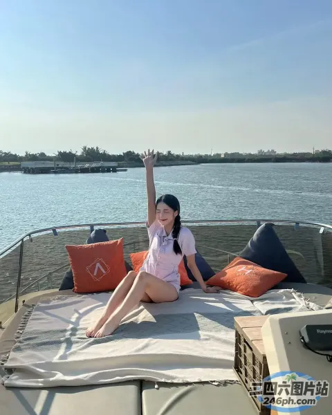 有一个女人坐在船上，双臂高举