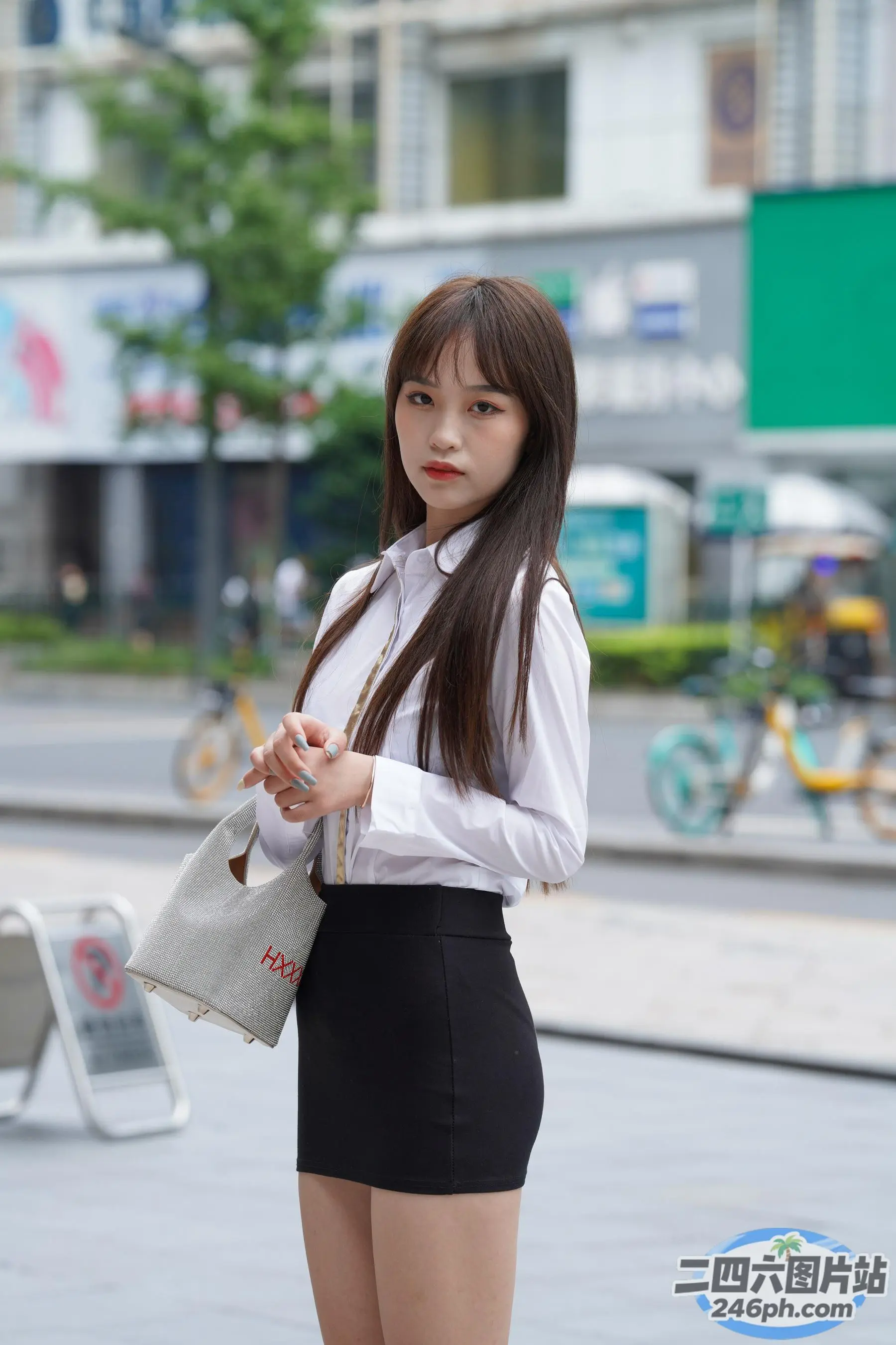 站在街上的短裙白衬衫的 araffe 亚洲女子