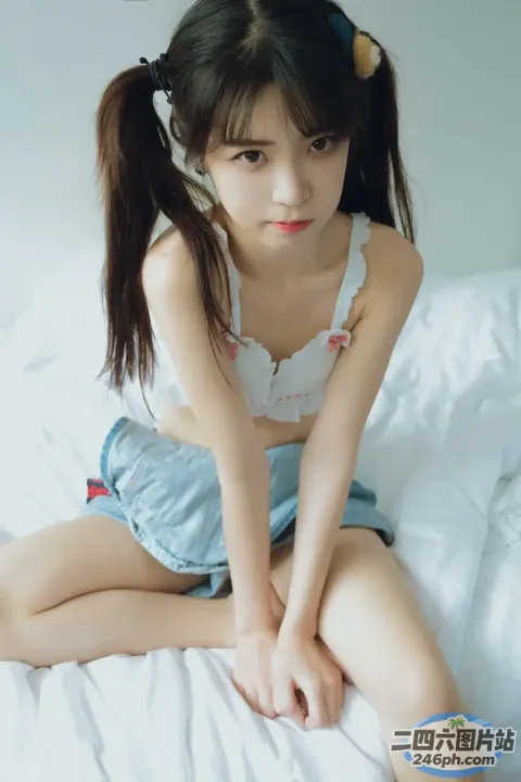 一位年轻女子坐在床上的特写