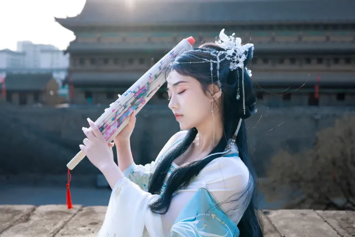 身穿白色连衣裙的 arafed 女子，手里拿着一把大伞