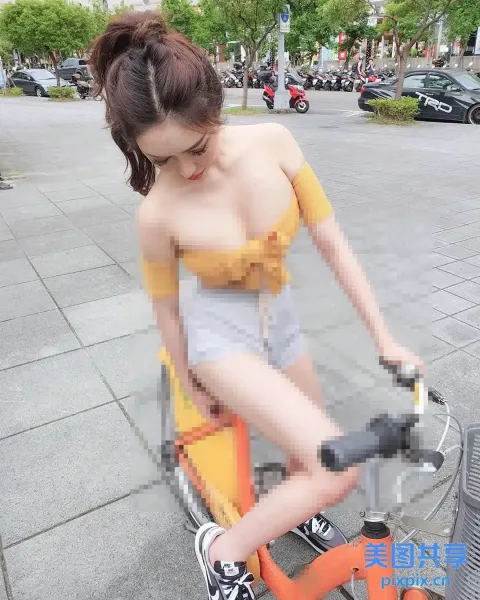 有一个女人骑着一辆自行车，上面有乐高车身