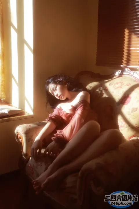 房间里的沙发上坐着一个女人