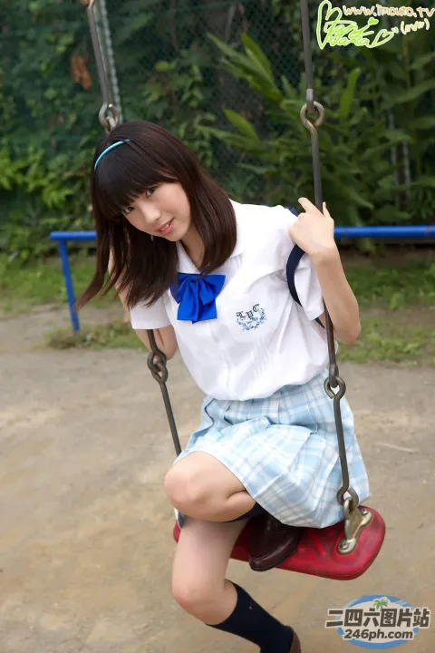 在场上荡秋千的 arafed 亚洲女孩