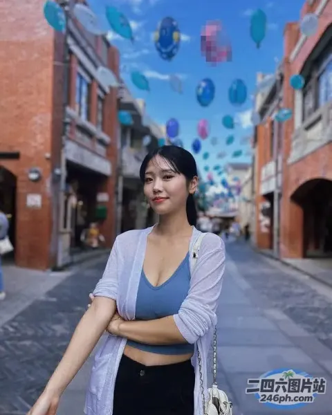 站在街上，天空中有气球的阿拉菲德女人