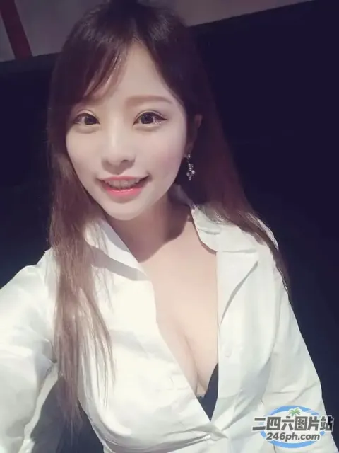 一位身穿白衬衫的女子摆姿势拍照的特写