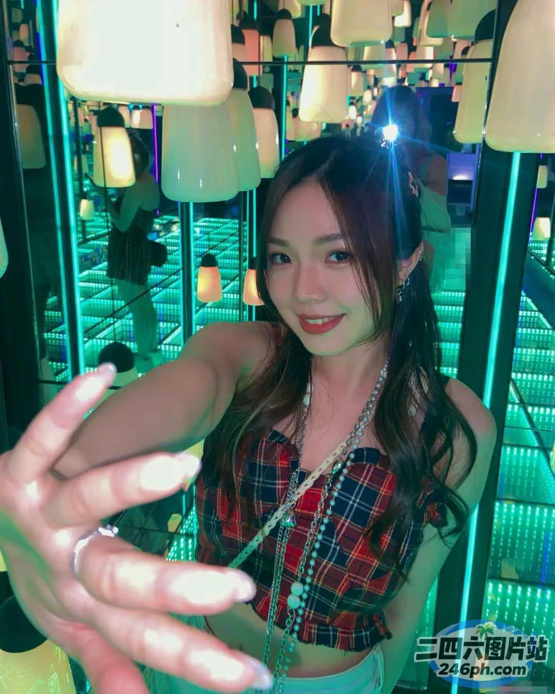身穿红黑上衣的 Araffe 女孩合影留念