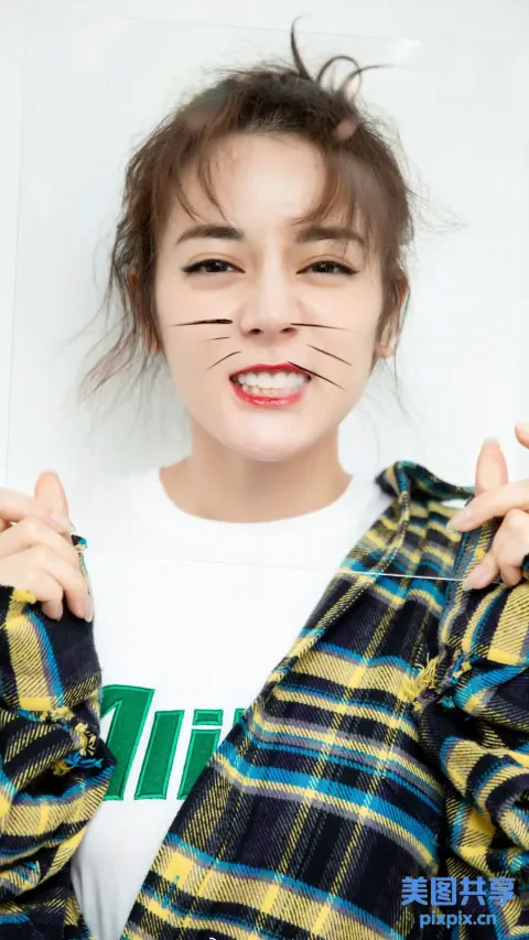 猫脸和格子衬衫的阿拉夫女人