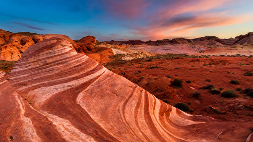 沙漠中的 Arafed 岩层，背景是日落