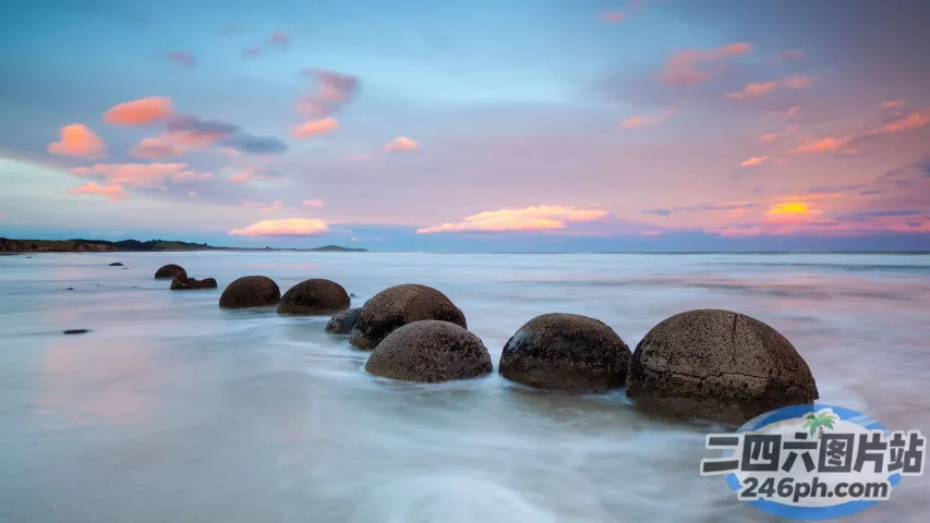 海滩的美景，水中有一堆大石头