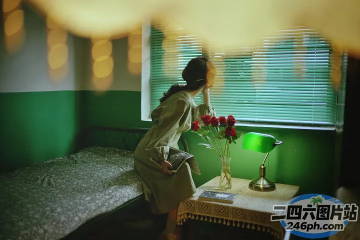 房间里的床上坐着一个女人