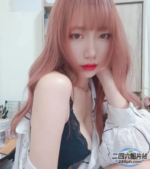 一个穿着胸罩的粉红色长发女人的特写