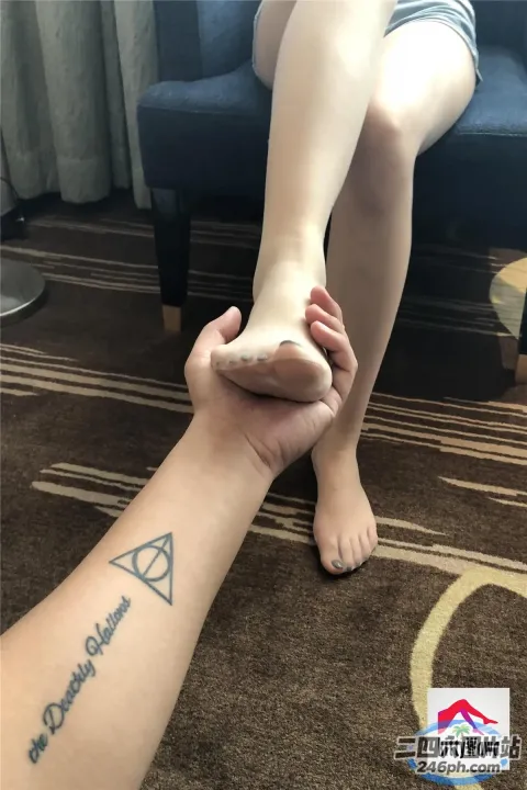 有人握着一个有纹身的人的手