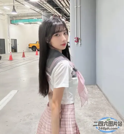 房间里站着一个女人，穿着粉红色的裙子