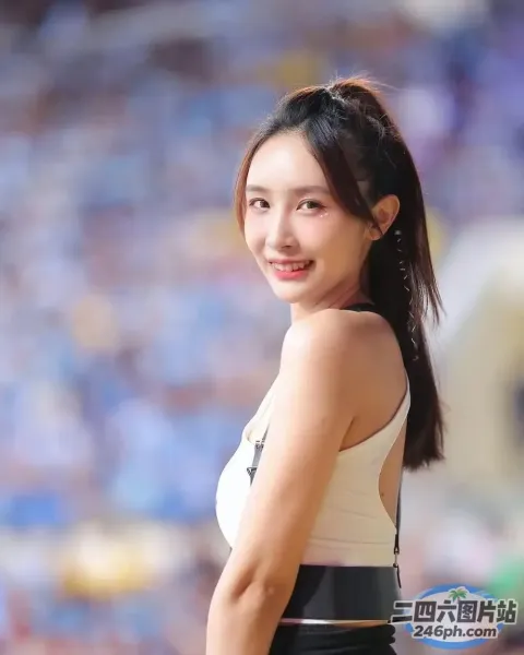 身穿白色上衣和黑色裙子的女人的特写