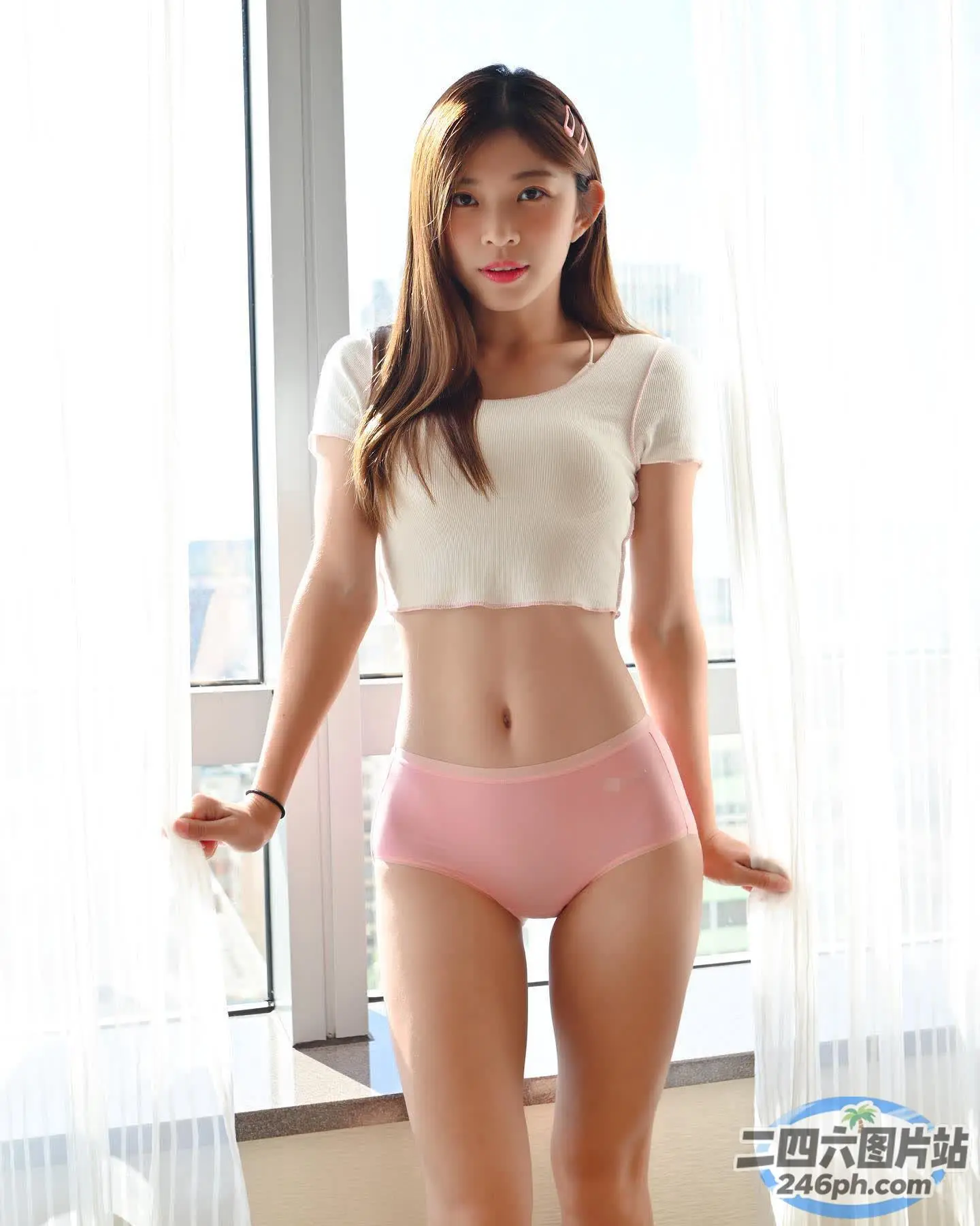 站在窗前的粉红色内裤的 Araffe 女人