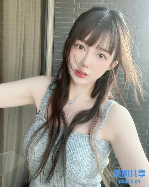 长发女子摆姿势拍照的特写