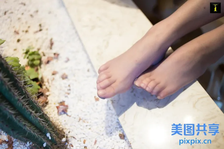 有人坐在柜台上，脚放在桌子上