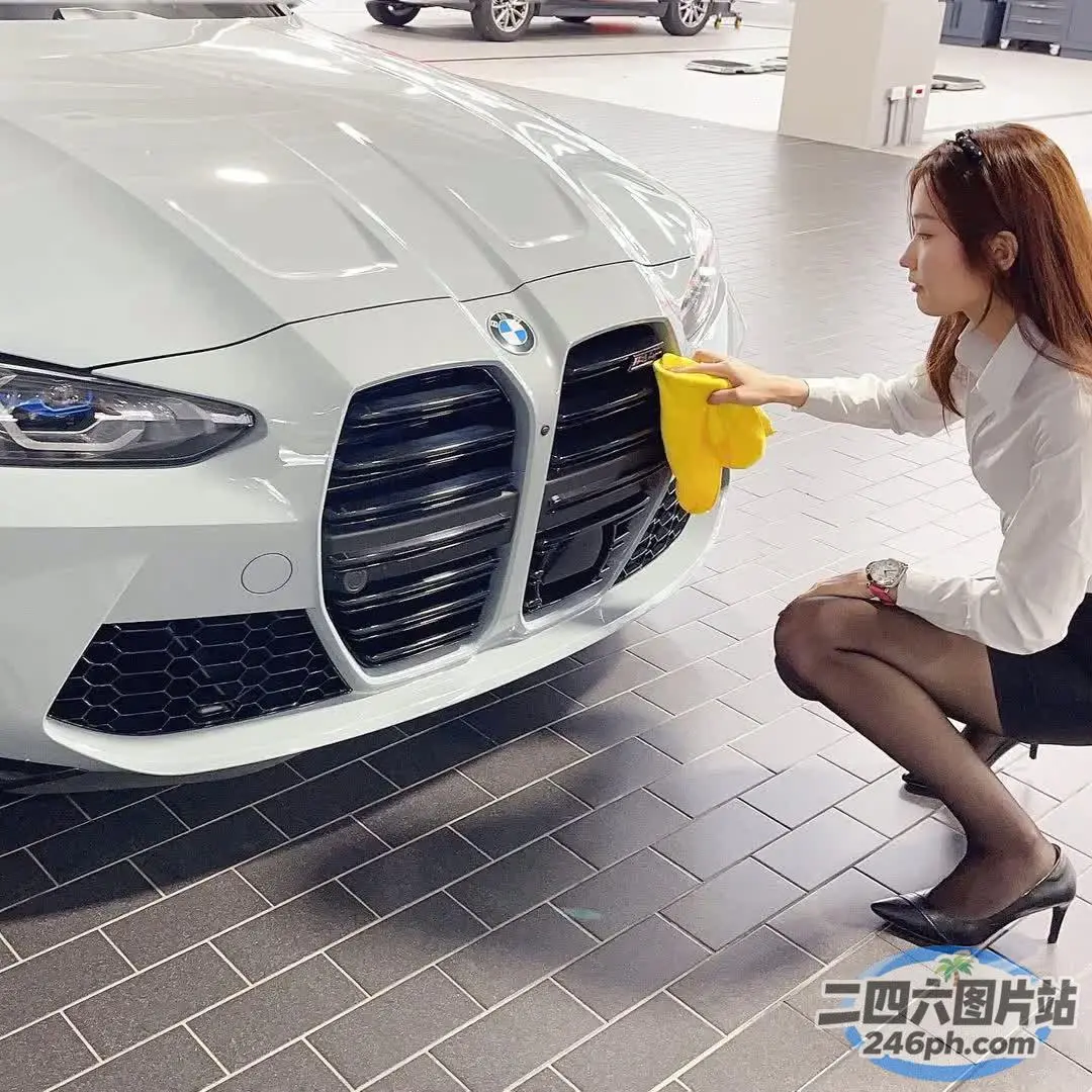 Araffe 女子用黄布清洁汽车