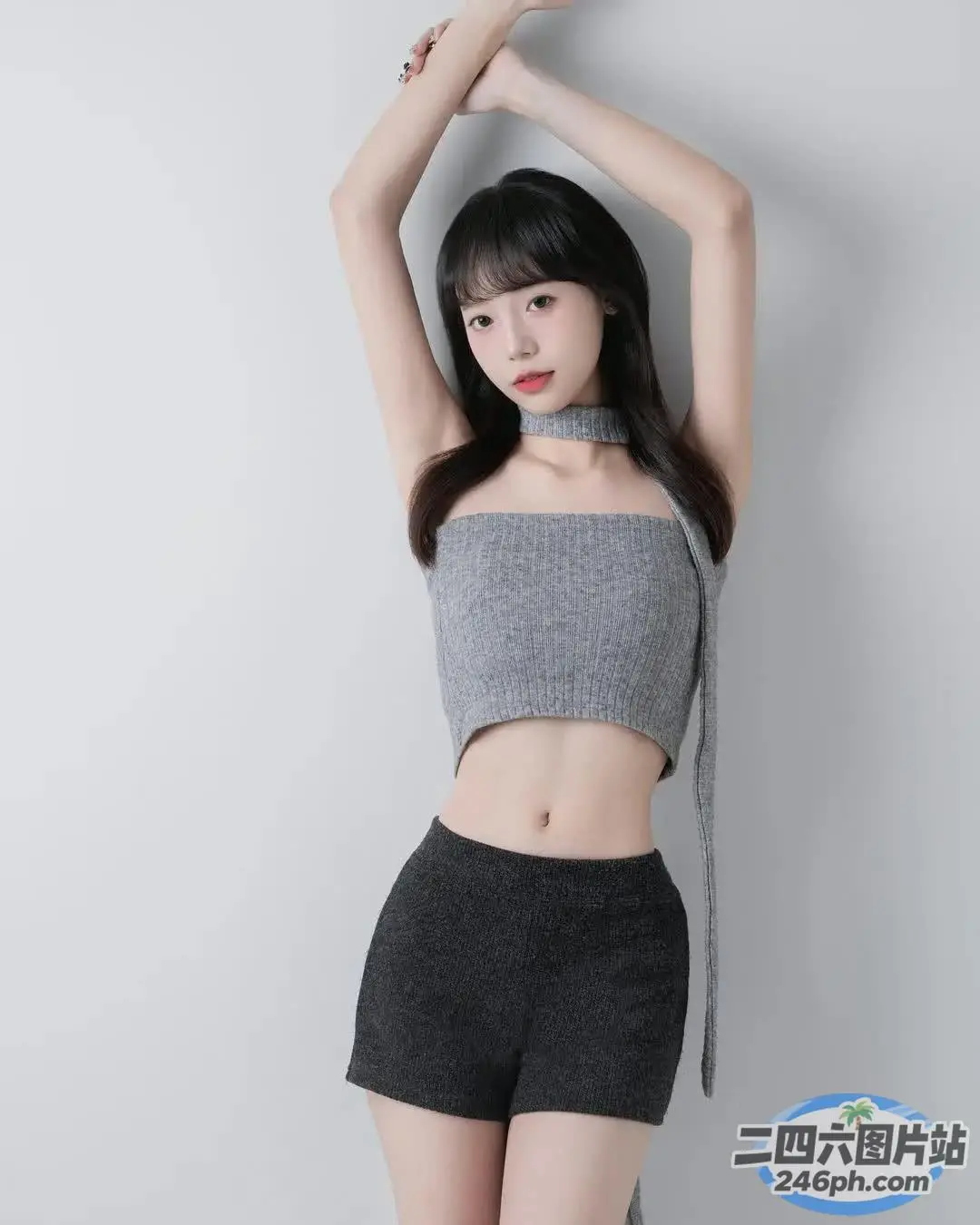 一名身穿短裙和上衣的女子合影