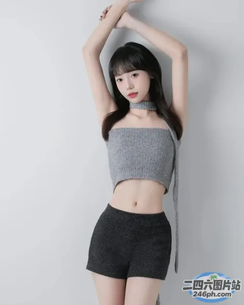 一名身穿短裙和上衣的女子合影