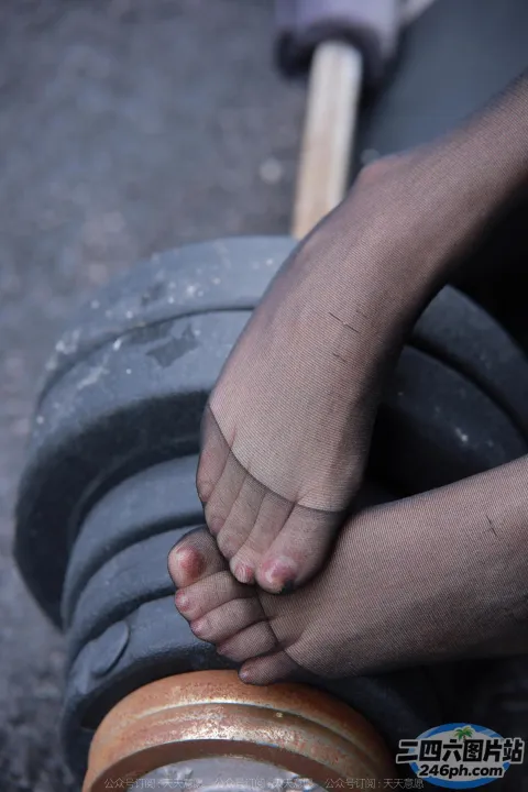 有人把脚抬到消防栓上