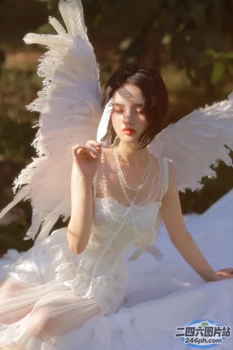 身穿白色连衣裙，头上戴着白色羽毛的阿拉菲女人