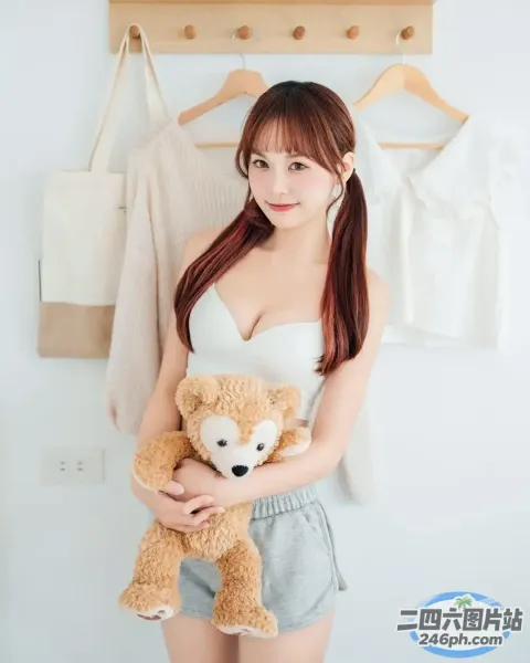 阿拉夫德亚洲妇女在墙前抱着一只泰迪熊