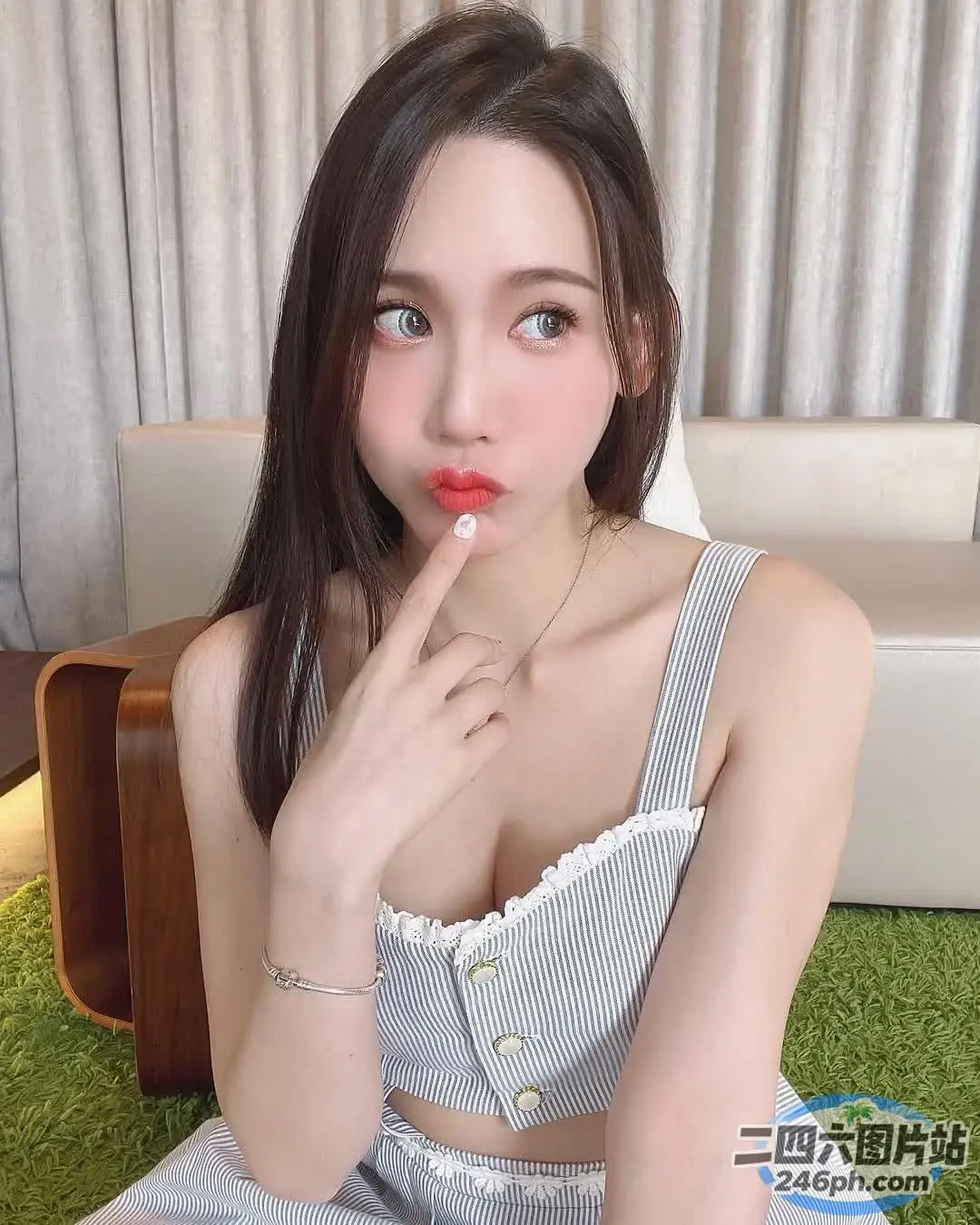 沙发上涂着红色口红的女人的特写