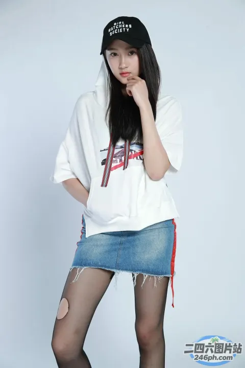 身穿白衬衫和蓝色裙子的阿拉夫女人摆姿势