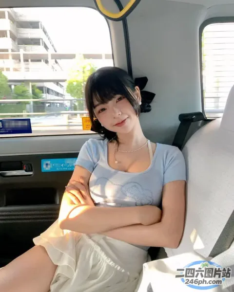 阿拉菲女子双臂交叉坐在车里
